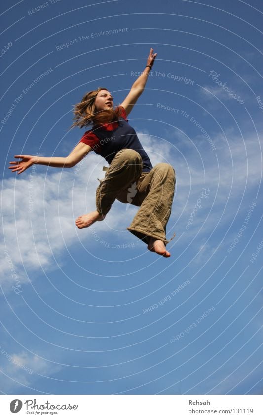 Schon im Himmel springen frei Ferne Wolken Barfuß Übermut Lebensfreude rot Frau Freude fliegen Freiheit Luftverkehr Freedom hoch blau Kraft Arme ausbreiten