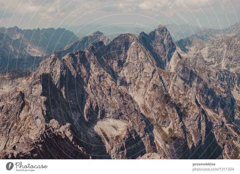 Berglandschaft in Tatras Berge u. Gebirge Natur Landschaft Felsen Gipfel Abenteuer entfernt Ambitus Berghang breit Außenaufnahme Menschenleer Textfreiraum links