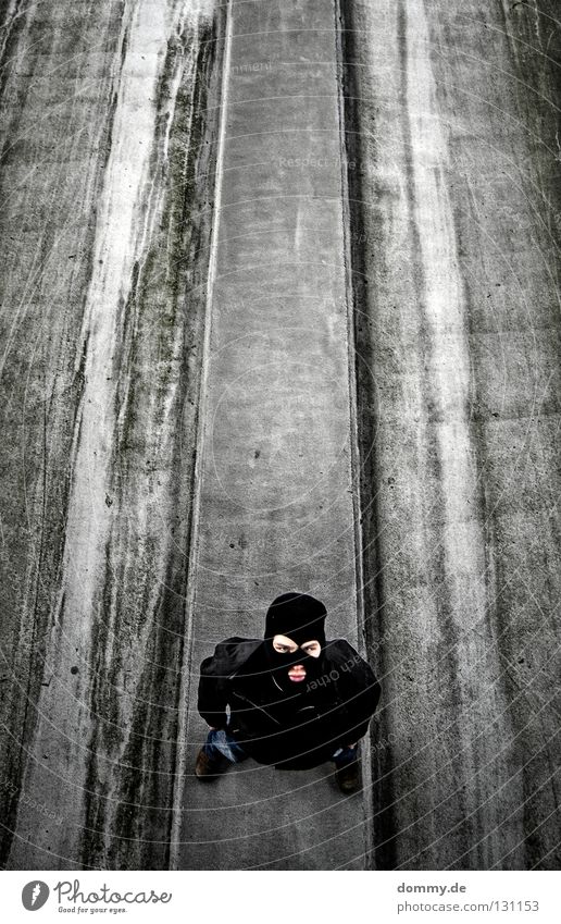 take a look II Mann Maske Mütze Jacke ausgeschnitten Fahrbahn Ecke Bordsteinkante Bürgersteig schwarz dunkel dreckig lässig stehen Streifen Freundlichkeit