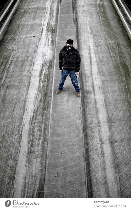 take a look III Mann Maske Mütze Jacke ausgeschnitten Fahrbahn Ecke Bordsteinkante Bürgersteig schwarz dunkel dreckig lässig stehen Streifen Freundlichkeit