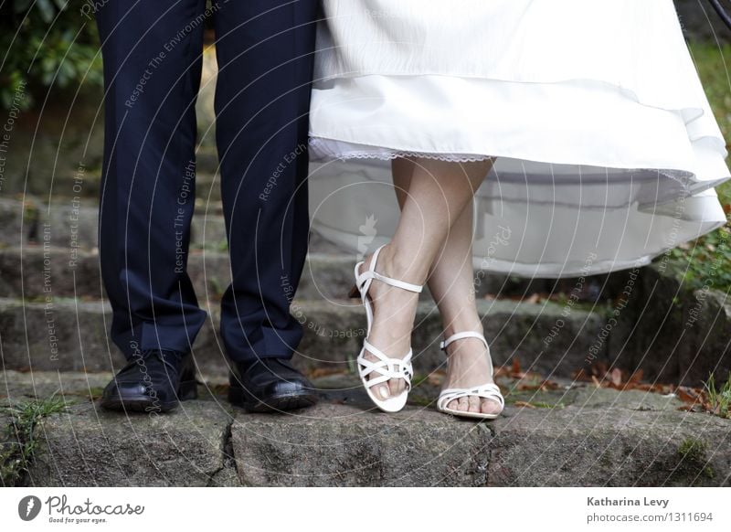 2 Feste & Feiern Hochzeit Mensch Frau Erwachsene Mann Paar Partner Leben Fuß Beine stehen schwarz weiß Glück Lebensfreude Frühlingsgefühle Coolness Optimismus