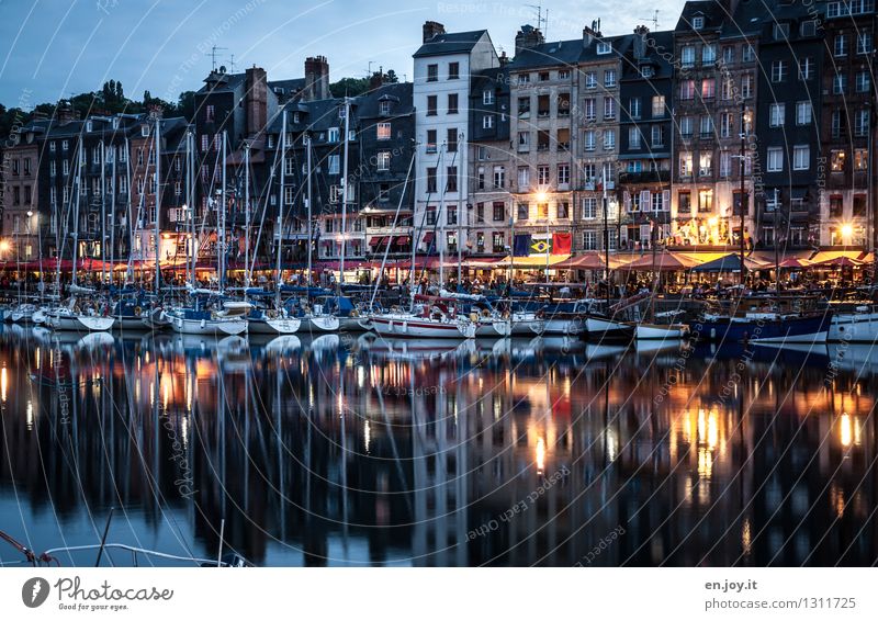 Reihenhausidylle Ferien & Urlaub & Reisen Tourismus Ausflug Sightseeing Städtereise Sommerurlaub Wasser Nachthimmel Herbst Honfleur Normandie Frankreich Stadt