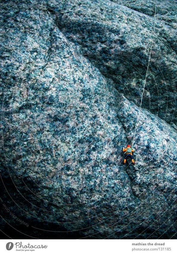 KLETTERMAXE Fuge hart dunkel groß Mann gefährlich extrem Sport Geborgenheit vertikal Makroaufnahme Nahaufnahme Bergsteigen Felsen Stein Berge u. Gebirge Riss