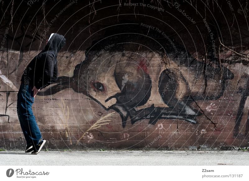 lauf forest, lauf! Bulle stechen Gemälde Wand Mann Pullover Stil laufen verfolgen Tier braun dunkel Teer Beton Zehenspitze Hinterteil Horn Graffiti Zeichnung