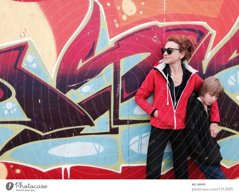 Mother and son Junge Frau Erwachsene Mutter Leben 2 Mensch 3-8 Jahre Kind Kindheit 30-45 Jahre Jugendkultur Subkultur Mauer Wand Fassade Mode Jacke Sonnenbrille