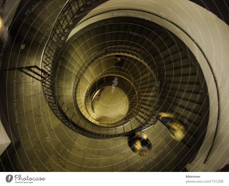 Treppenhaus im Bunker Etage Wasserwirbel Kreis historisch Wahrzeichen Denkmal Vergänglichkeit Geländer Mensch Aussehen Fliesen u. Kacheln Verwirbelung Schatten