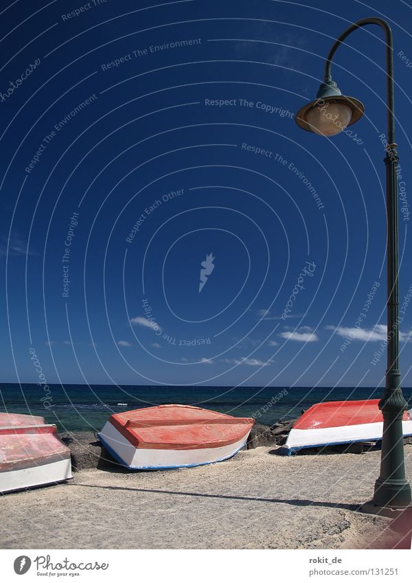 Umgelegt Wasserfahrzeug Lanzarote Anlegestelle Mole trocken Lampe Straßenbeleuchtung Laterne Fischer Pause Strand Wolken Einsamkeit frisch Schönes Wetter