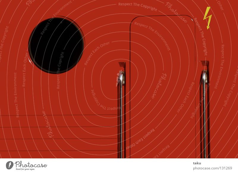 ° I I Eisenbahn Fenster Luke rot Griff Blitze Elektrizität schwarz gelb Bahnhof wagon Zeichen Linie Kreis ...