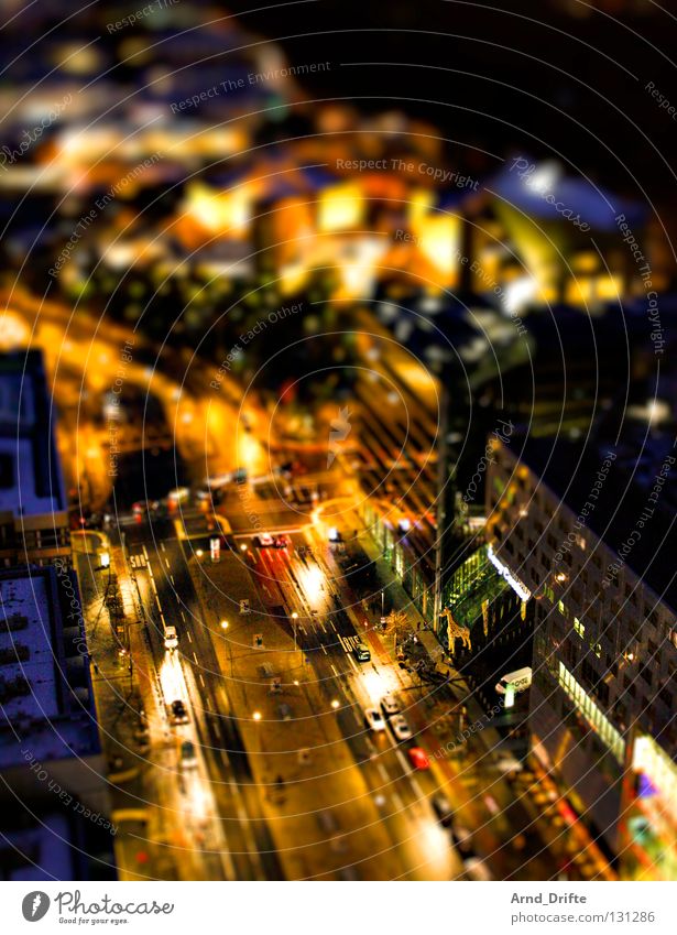 Mini-Berlin V Stadt Wolken Haus nass Dach Hochhaus Tilt-Shift klein Miniatur Vogelperspektive Verkehrswege Regen Himmel Straße Hauptstadt Wetter häuserschlucht