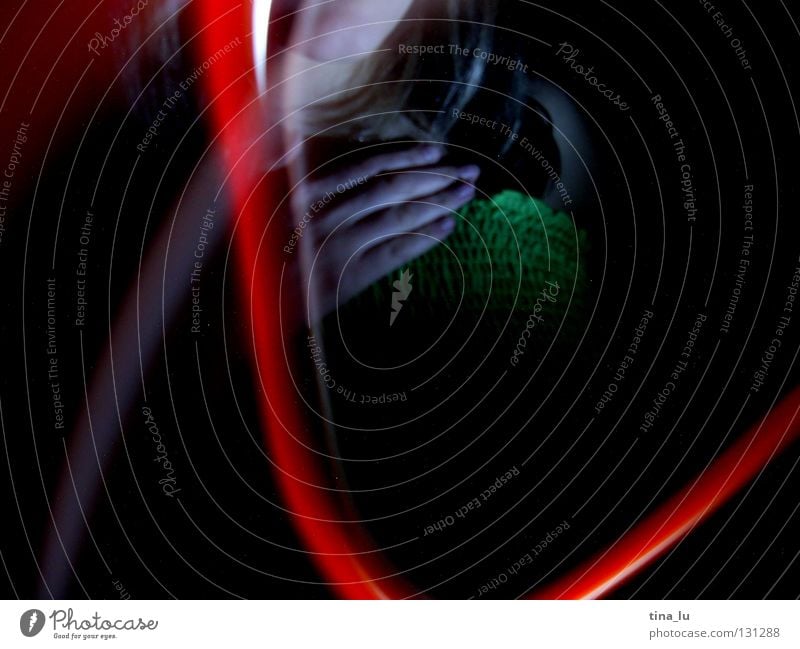 rotlicht grün Kleid Streifen dunkel Lichtspiel Experiment Langzeitbelichtung Ampel Lampe Kontrast experimentieren