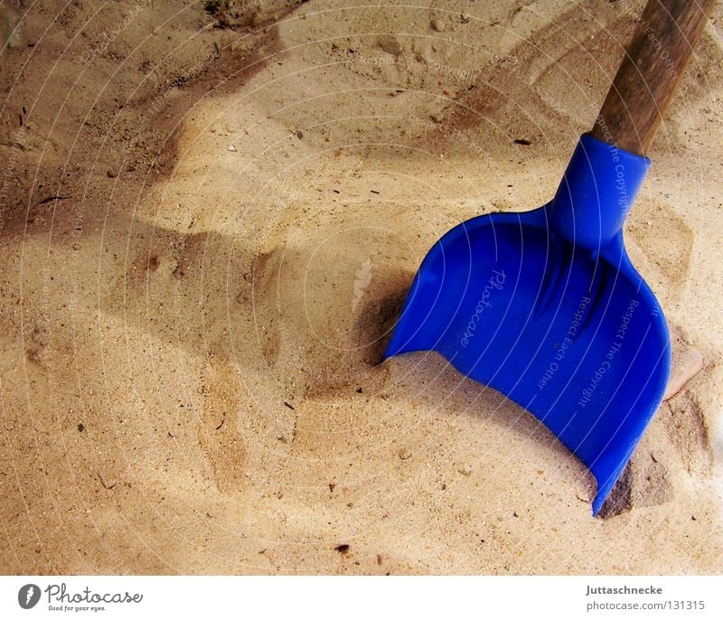 Totenkopfsuche ;-) Schaufel Graben Ausgrabungen Spielen Sandkasten Kinderspiel Spaten Spielplatz Freude Freizeit & Hobby Sand spielen blau Flasche lustig Garten