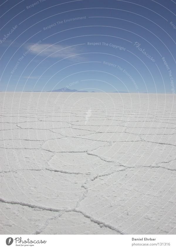 Salar de Uyuni (Salzsee von Uyuni) Bolivien Ödland Einsamkeit Südamerika Salzwüste weiß Wolken Kruste trocken leer salzig verdursten Dürre Sediment heiß