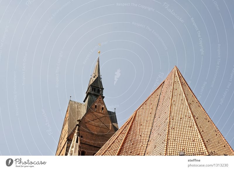 Kirche: Hannover Wolkenloser Himmel Schönes Wetter Turm Dach Religion & Glaube Farbfoto Außenaufnahme Menschenleer Textfreiraum links Textfreiraum oben