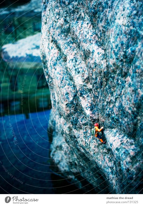 STEILWAND Fuge hart dunkel groß Mann gefährlich extrem Sport Geborgenheit vertikal Meer See feucht nass Vogelperspektive Steilwand Reflexion & Spiegelung Haus