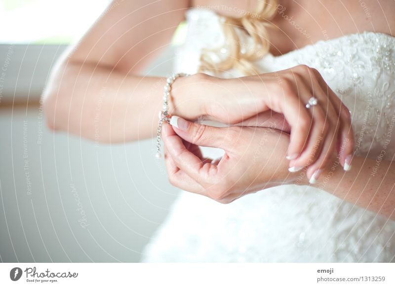 getting ready feminin Hand 1 Mensch Accessoire Schmuck Armband hell schön weiß Braut Hochzeit Farbfoto Innenaufnahme Detailaufnahme Tag Schwache Tiefenschärfe