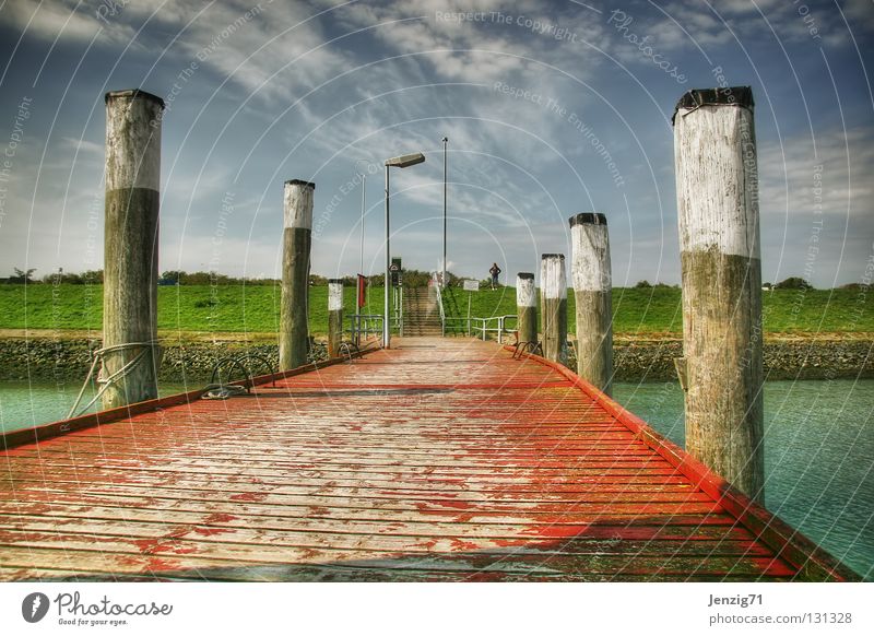 An Land. Steg Wasserfahrzeug Meer ankern Holzbrett kommen Ferien & Urlaub & Reisen Sommer wegfahren Schifffahrt Hafen Insel Landesteg Himmel ablegen