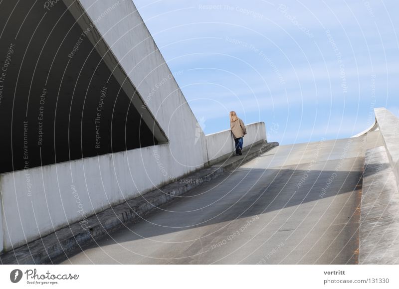 aussicht grau Autobahnauffahrt Rampe Kind Mädchen trist reduzieren klein dunkel Licht graphisch unten fein flach Brücke Straße Stadt Schatten Mensch Blick