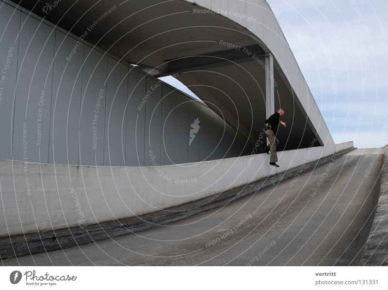 alles fällt grau Autobahnauffahrt Rampe trist reduzieren klein dunkel graphisch unten fein flach Brücke Straße Stadt Schatten Mensch Blick Himmel hell