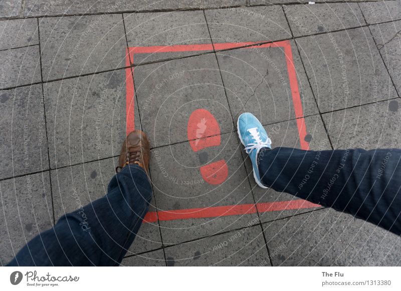 Wer in den Fußstapfen eines anderen wandelt,... Mensch Beine Straße Bürgersteig Hose Jeanshose Schuhe Turnschuh Zeichen entdecken gehen laufen blau braun grau