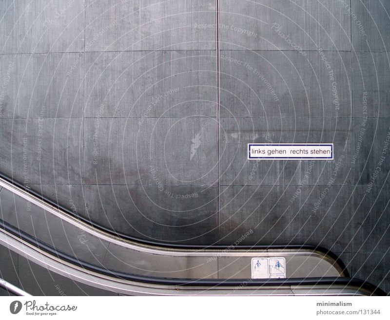 links | rechts U-Bahn Rolltreppe sehr wenige Bahnhof escalator rollsteige reduzieren mnml Hinweisschild