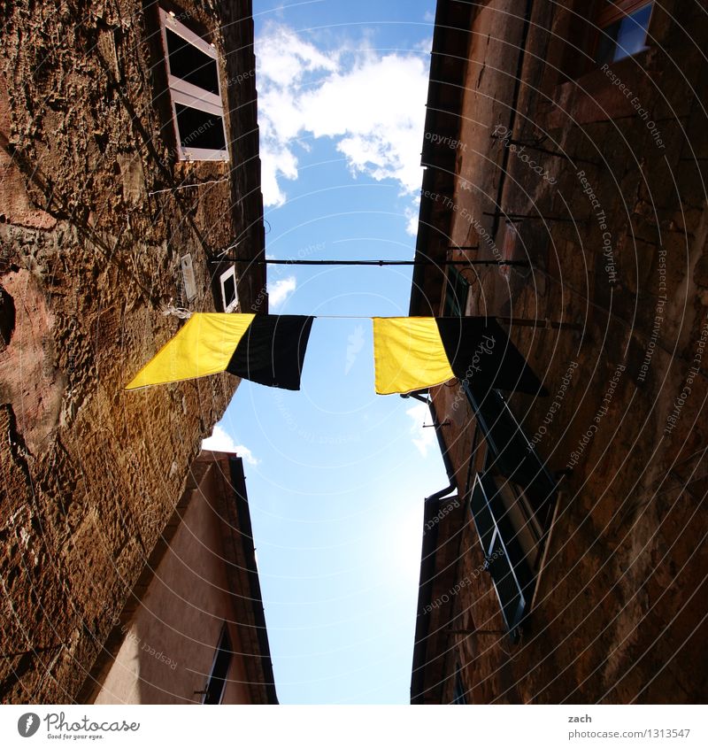 geschmückt Veranstaltung Feste & Feiern Jahrmarkt Pitigliano Italien Toskana Dorf Kleinstadt Stadtzentrum Altstadt Menschenleer Haus Platz Fassade