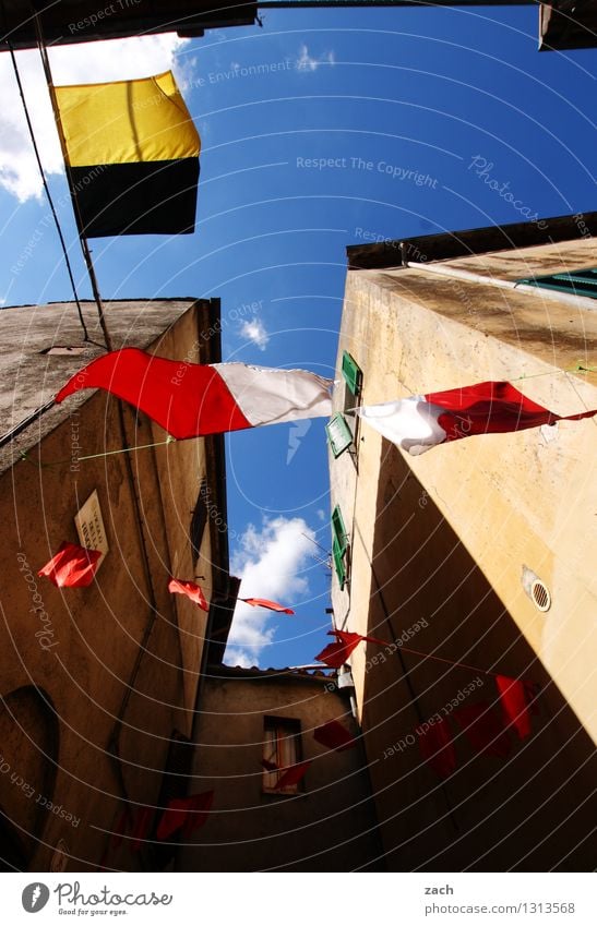 schick jemacht Veranstaltung Feste & Feiern Jahrmarkt Pitigliano Italien Toskana Dorf Kleinstadt Stadtzentrum Altstadt Menschenleer Haus Platz Fassade