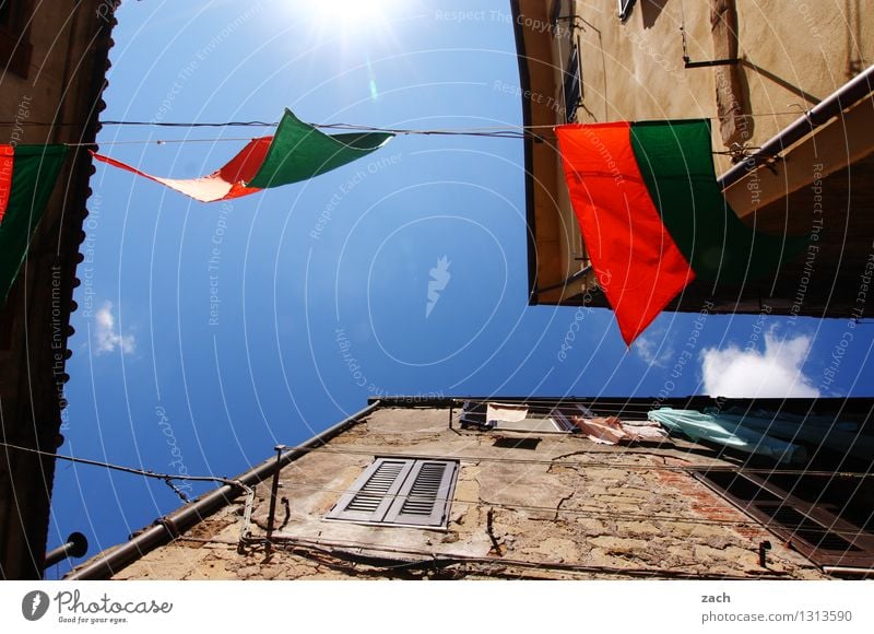 schick jemacht Veranstaltung Feste & Feiern Jahrmarkt Pitigliano Italien Toskana Dorf Kleinstadt Stadtzentrum Altstadt Menschenleer Haus Platz Fassade