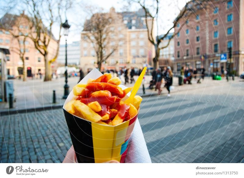 Belgische Pommes Mittagessen Fastfood Tourismus Restaurant Hand Baum Stadt Straße stehen gelb gold Tradition Fries Fritten Chips Brüssel Belgien Snack Menschen