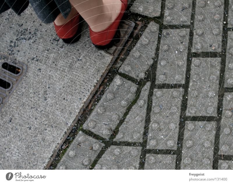 Grey grau rot Schuhe Bürgersteig Ampel Frau grey red shoes laufen Stein Kopfsteinpflaster warten Beine Fuß feet legs Mensch anni k.