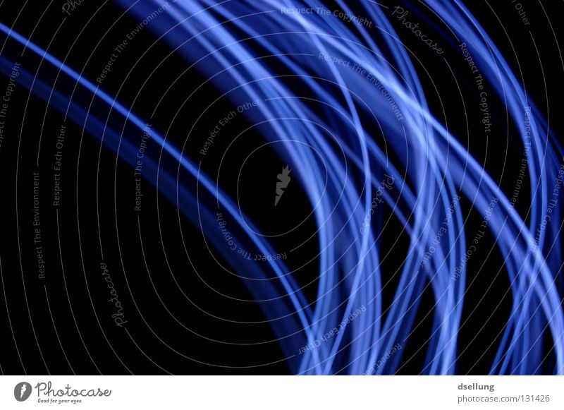 Strahlen in Bogenform auf schwarzem Hintergrund Licht Streifen dunkel durcheinander überholen kalt Lichtspiel Blitze Geschwindigkeit Zeit Belichtung begegnen