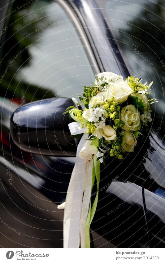 Flower decoration on a wedding car Hochzeit Blume Autofahren mehrfarbig bride celebrate celebration Chauffeur flowers roses looking marriage married mirror