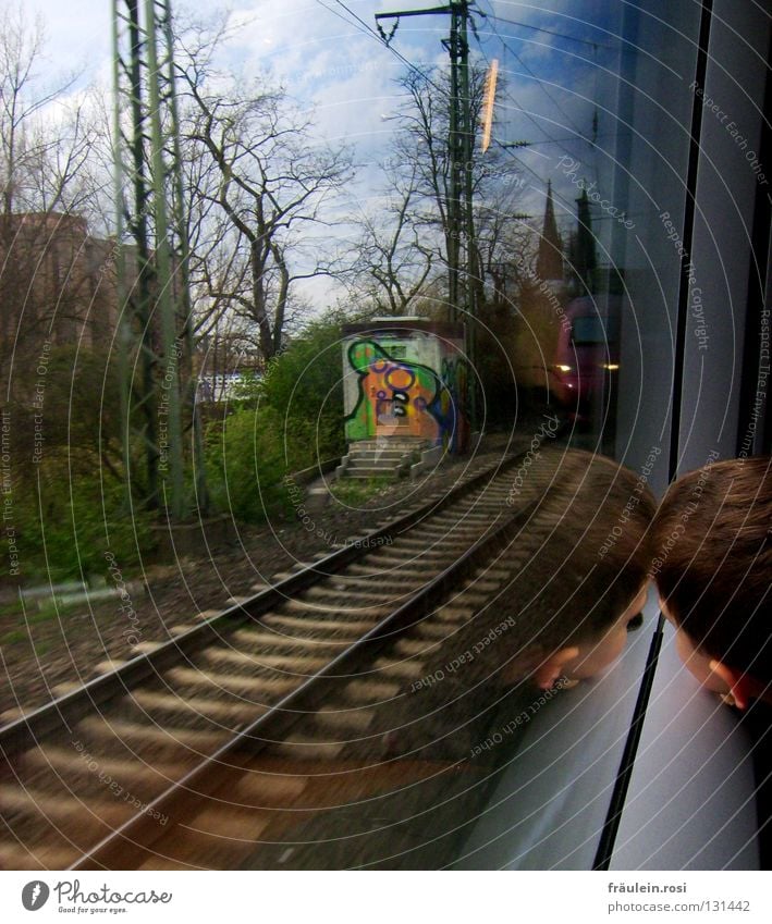 auf Gleisen zurück in den Alltag... Eisenbahn Bahnfahren grün Wolken schlechtes Wetter Haus Gebäude Kind Müdigkeit Neugier anlehnen braun Kies Köln Langeweile