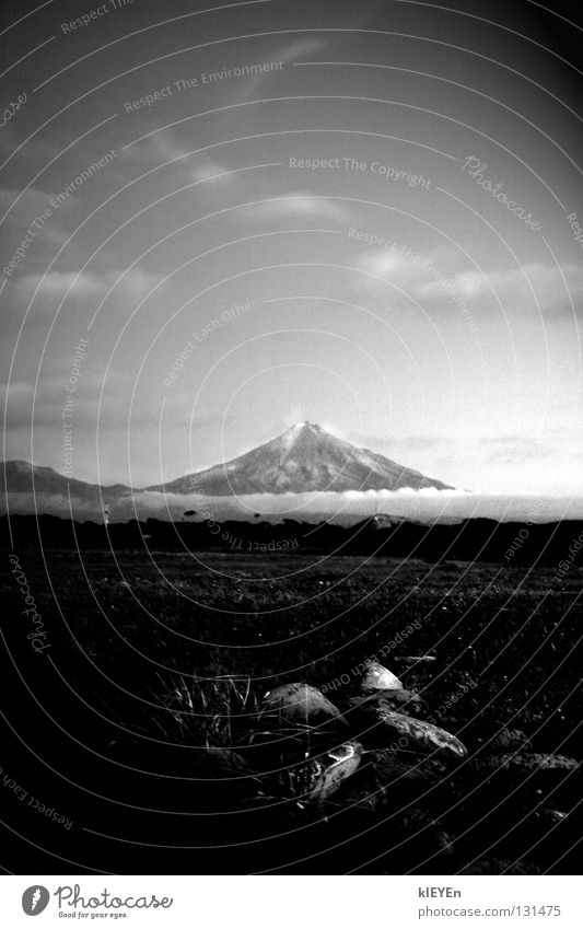 Mt. Taranaki schwarz weiß Wolken Wiese Ferien & Urlaub & Reisen Schwarzweißfoto Stein Berge u. Gebirge Graesser friedlich