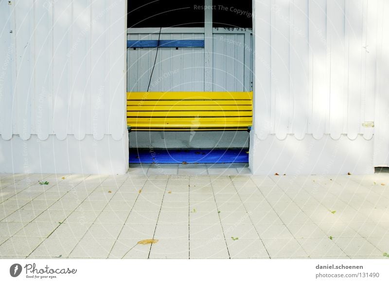 neulich im Freibad 1 Holz Fassade Holzfassade Hintergrundbild Sommer gelb weiß abstrakt leer ruhig historisch Detailaufnahme Farbe Strukturen & Formen Bank