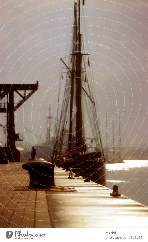 Rostocker Hafen Wasserfahrzeug Segelschiff Sonnenuntergang Mecklenburg-Vorpommern G8 Gipfel ruhig Erholung Sehnsucht Poller Deutschland abgetakelt Abend