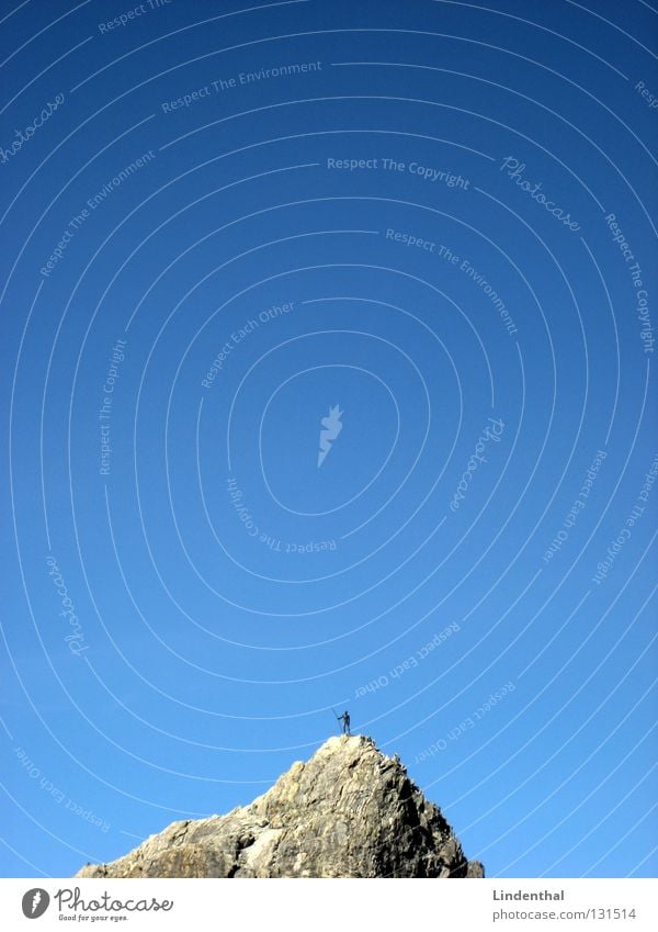 Zwerg auf'm Berg Himmel Verlauf Bergsteiger Mann Stein Denkmal Berge u. Gebirge sky blau Übergang männlein bergwacht Felsen stone mountain