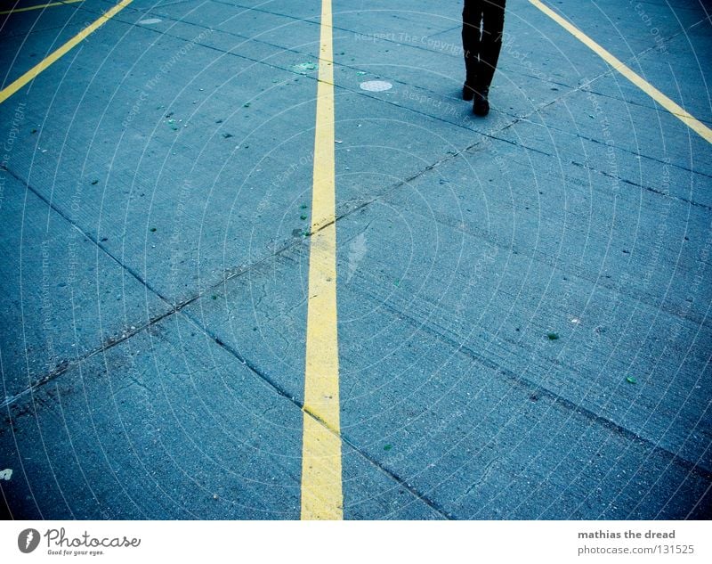 RECHTSVERKEHR Beton gelb steinig Asphalt Teer Parkplatz liniert gestreift Linie Schuhe Unterschenkel Knie Wade stehen Steinplatten scheckig dreckig Wege & Pfade