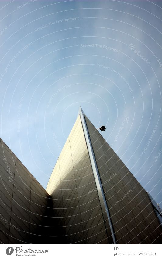 die Stadt Gebäude Mauer Wand Fassade Dach eckig einfach gigantisch modern Spitze grau Macht Tatkraft Ausdauer Reinheit Zufriedenheit Beratung Genauigkeit