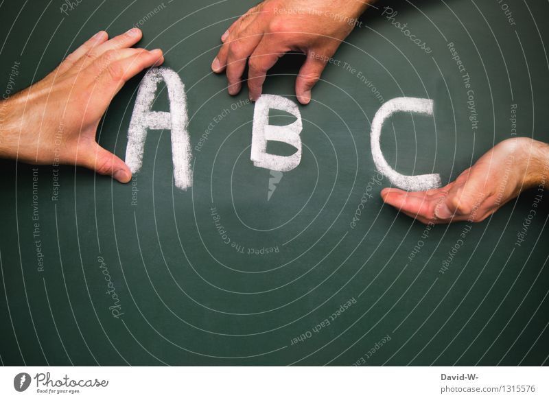 A, B und C Kindererziehung Bildung Kindergarten Schule lernen Klassenraum Tafel Schulkind Schüler Lehrer Kleinkind Kindheit Leben 1 Mensch klug alphabetisch