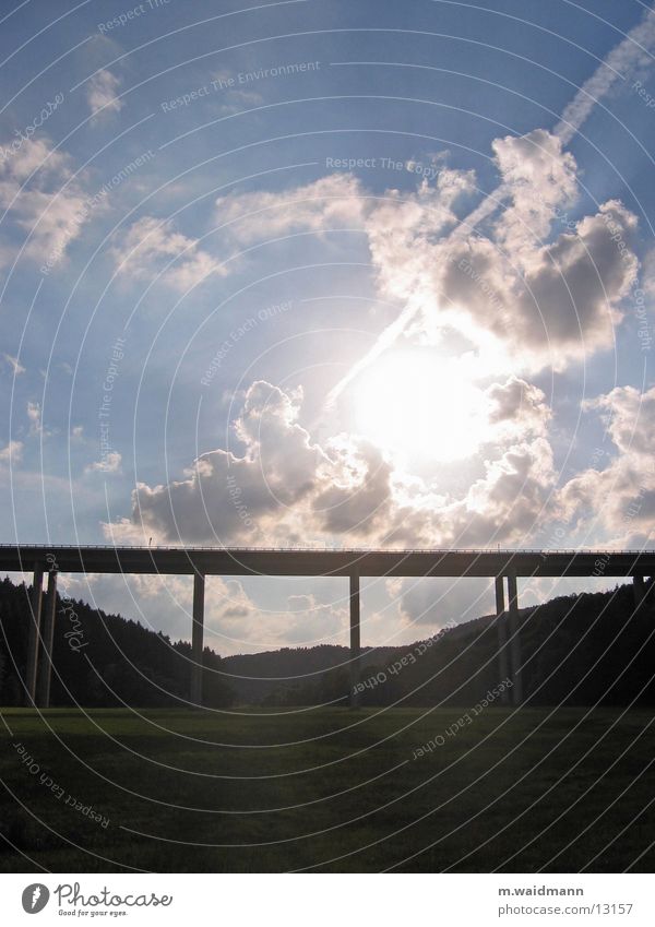 über sieben brücken... Autobahn Beton Säule Wiese Wald Wolken Brücke Tal Sonne