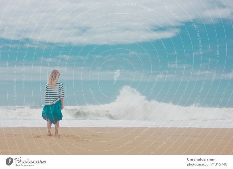 Dazwischen Blau Ferien & Urlaub & Reisen Ferne Mensch Kind Mädchen Kindheit Leben 8-13 Jahre Himmel Wolken Sommer Wellen Strand Meer Atlantik beobachten