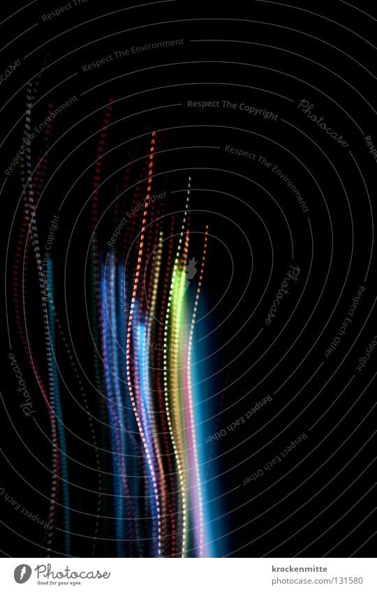 unterschiedliche Wellenlängen Licht abstrakt Streifen Nacht Schwung parallel dunkel Lichterkette Verkehr rot grün schwarz Farbe Lampe Linie Nebel blau Bewegung