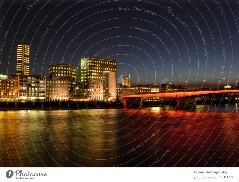 London Bridge Themse Nachtaufnahme Langzeitbelichtung Gebäude Haus Bürogebäude Hochhaus Fenster Reflexion & Spiegelung dunkel Dämmerung Sonnenuntergang glänzend