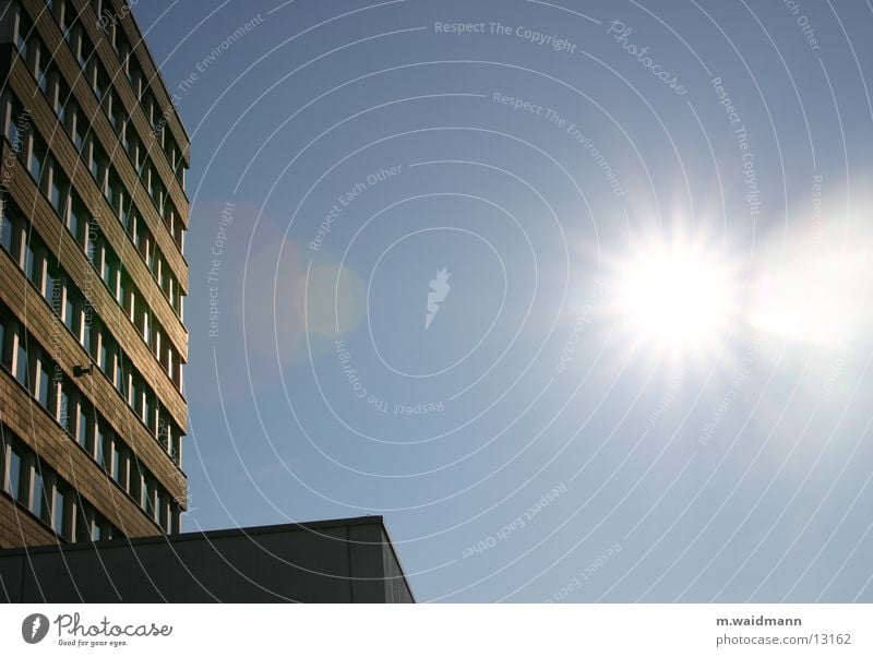 im rechten licht Hochhaus Fenster Stadt Rathaus Architektur Sonne Himmel blau