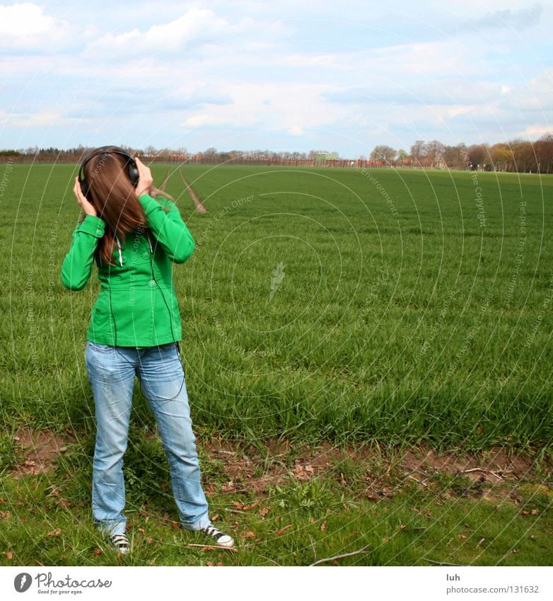 please don't stop the music Feld Wiese Hintergrundbild grün Gras Dorf Kuhdorf Horizont Kopfhörer Musik schütteln Ton Lied Tanzen verrückt Jugendliche Leben