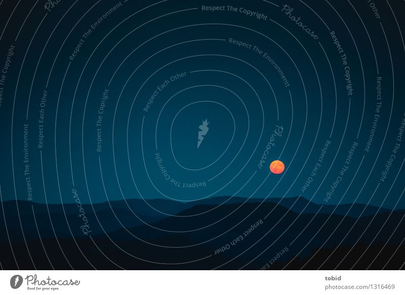 Mondaufgang Natur Landschaft Himmel Wolkenloser Himmel Horizont Vollmond Schönes Wetter Wald Hügel Berge u. Gebirge außergewöhnlich Unendlichkeit einzigartig