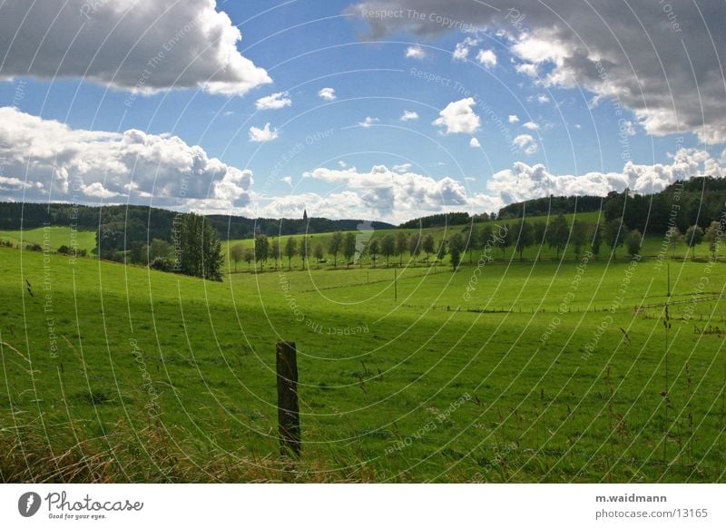 poskarten panorama Wiese Zaun Wolken Sommer grün Haus Baum Berge u. Gebirge Himmel Hütte Wind