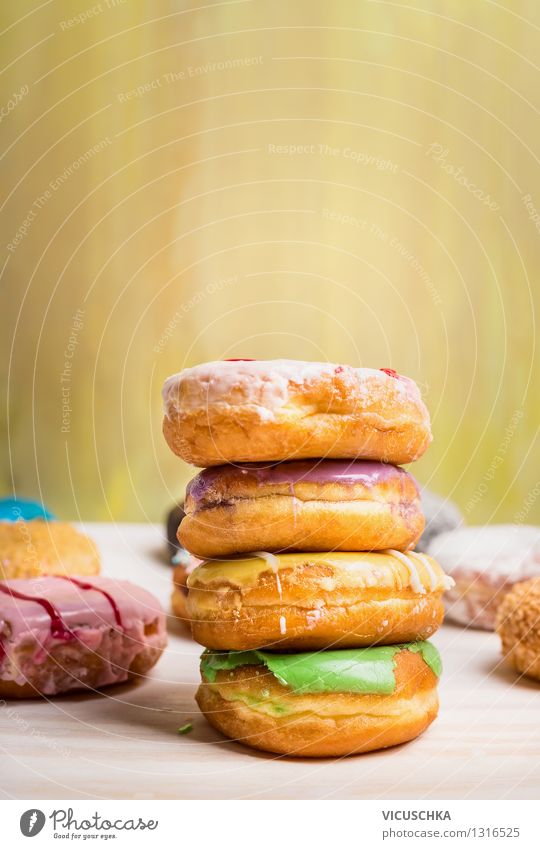 Frisch gebackene Donuts mit Glasur Lebensmittel Teigwaren Backwaren Kuchen Dessert Ernährung Frühstück Diät Stil Design Tisch gelb rosa Snack Krapfen süß Speise