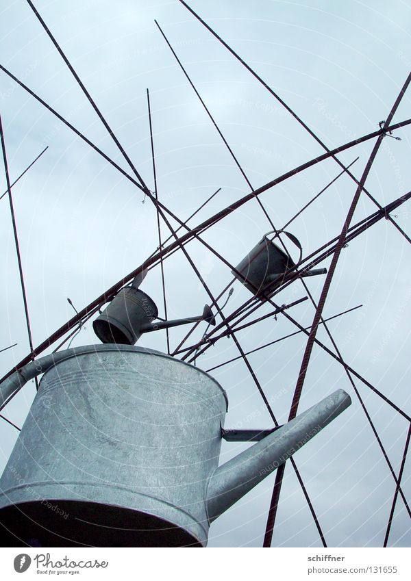 Gießtag Gießkanne Kannen Gartenarbeit Gartenbau Gärtnerei Grüner Daumen Skulptur Kunst schlechtes Wetter Wolken Regen Kunsthandwerk gießen Wasserspender