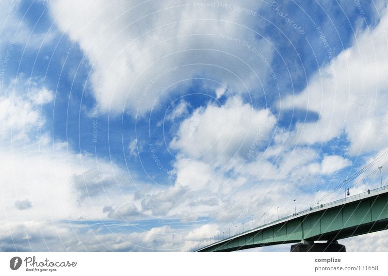 Grüne Brücke Wolken Köln grün Ferne Spaziergang Panorama (Aussicht) Himmel Bürgersteig Überqueren Kommunizieren Luftverkehr rüber gehen mühlheimer brücke